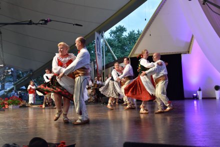 Piąty dzień Tygodnia Kultury Beskidzkiej w Wiśle - występy w wiślańskim amfiteatrze - Zespół Dudoski z Międzyrzecza Górnego